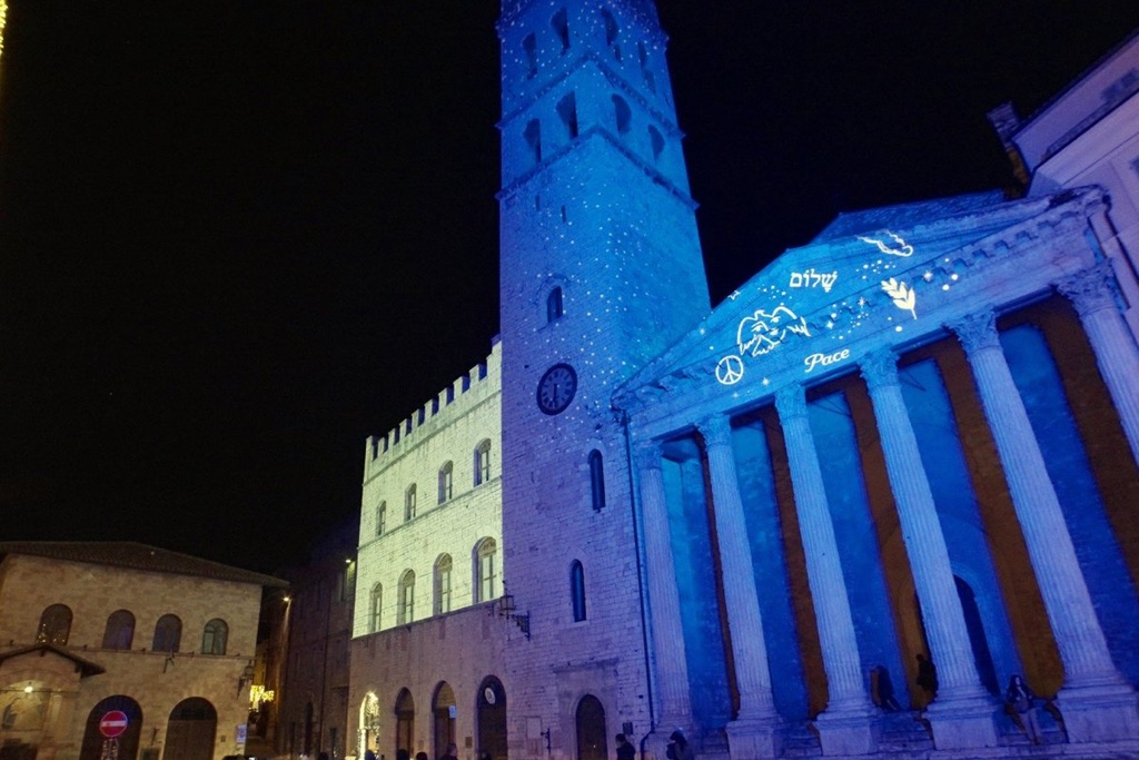 Ponte dell’Immacolata ad Assisi: luci, albero e mercatini