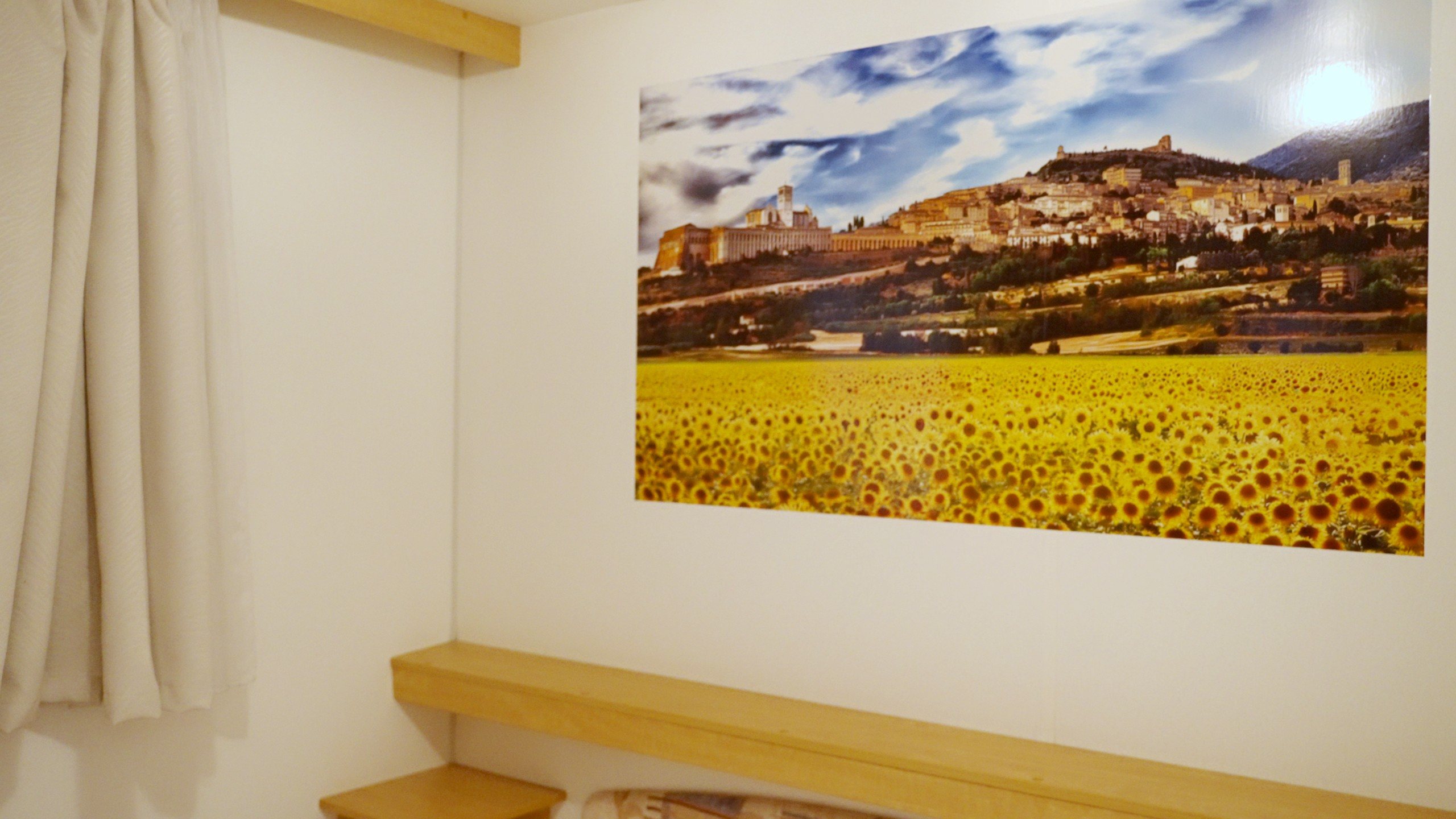 Il soggiorno di una casa mobile con il quadro di Assisi