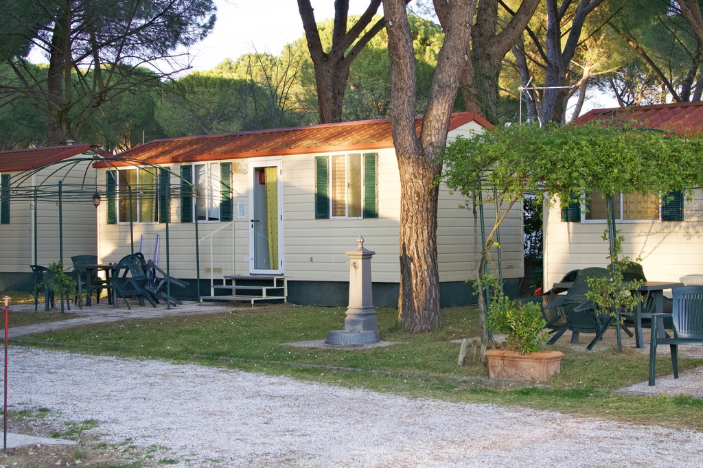 Case mobili con la pergola e la fontanella, in primavera