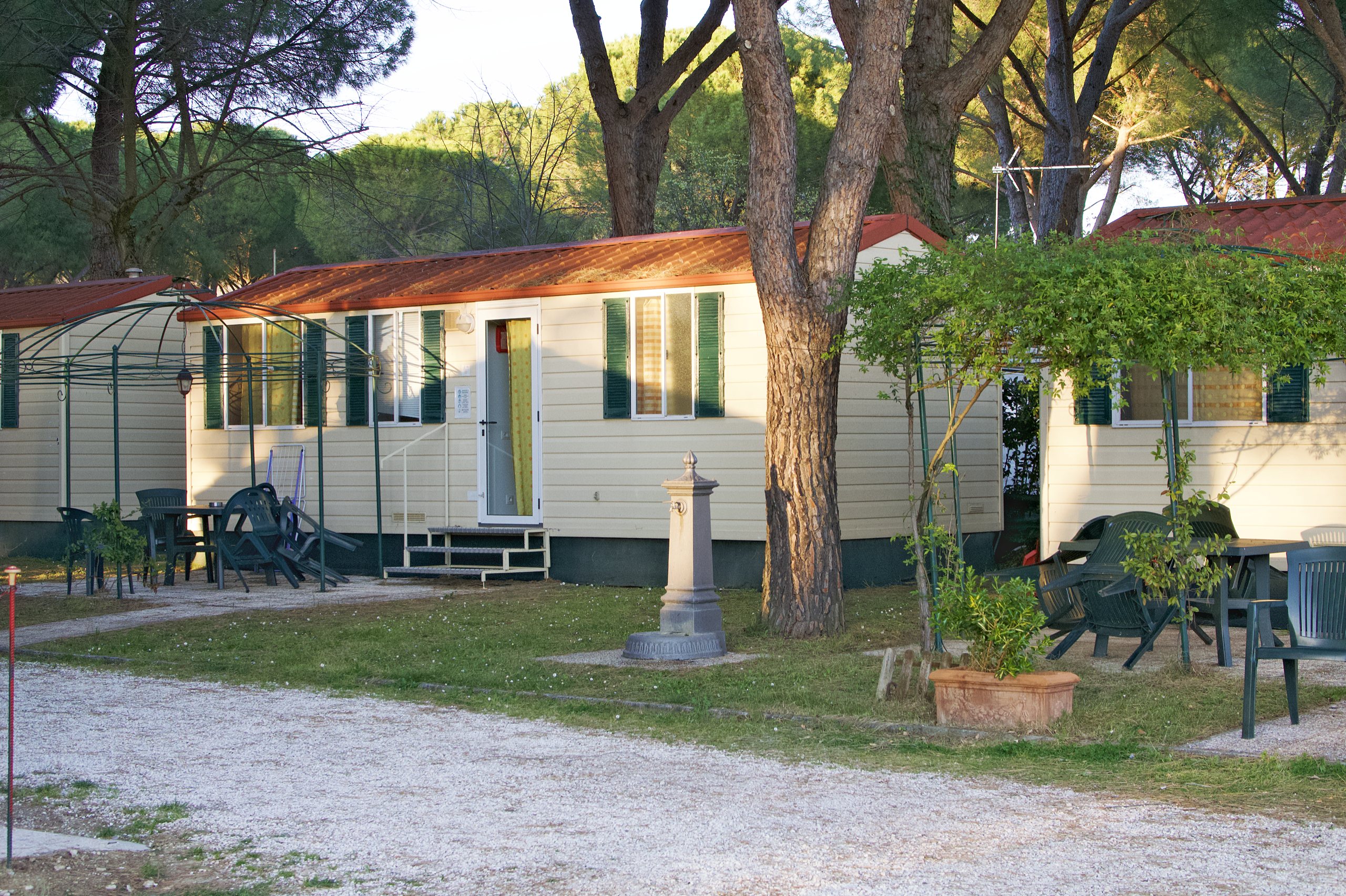 Case mobili con la pergola e la fontanella in primavera