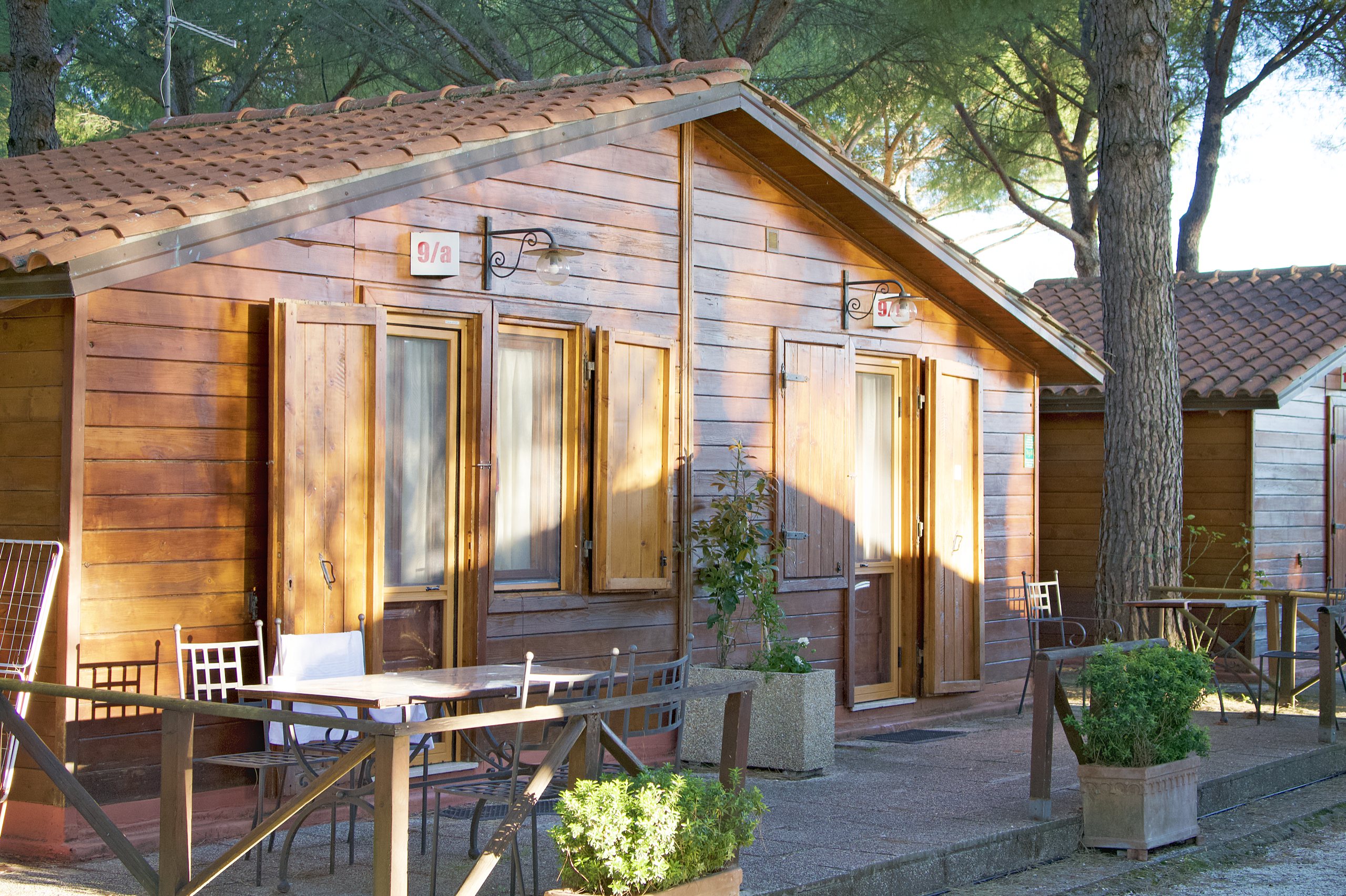 Chalet con la veranda in primavera