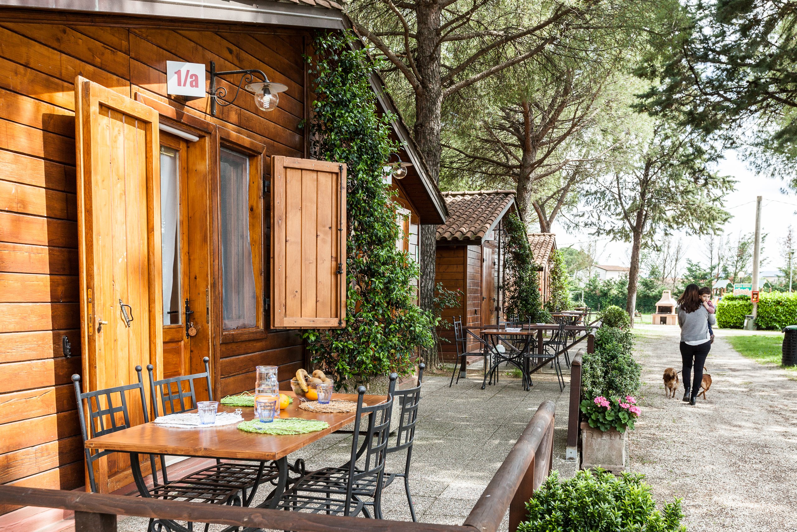 Veranda di uno chalet apparecchiata