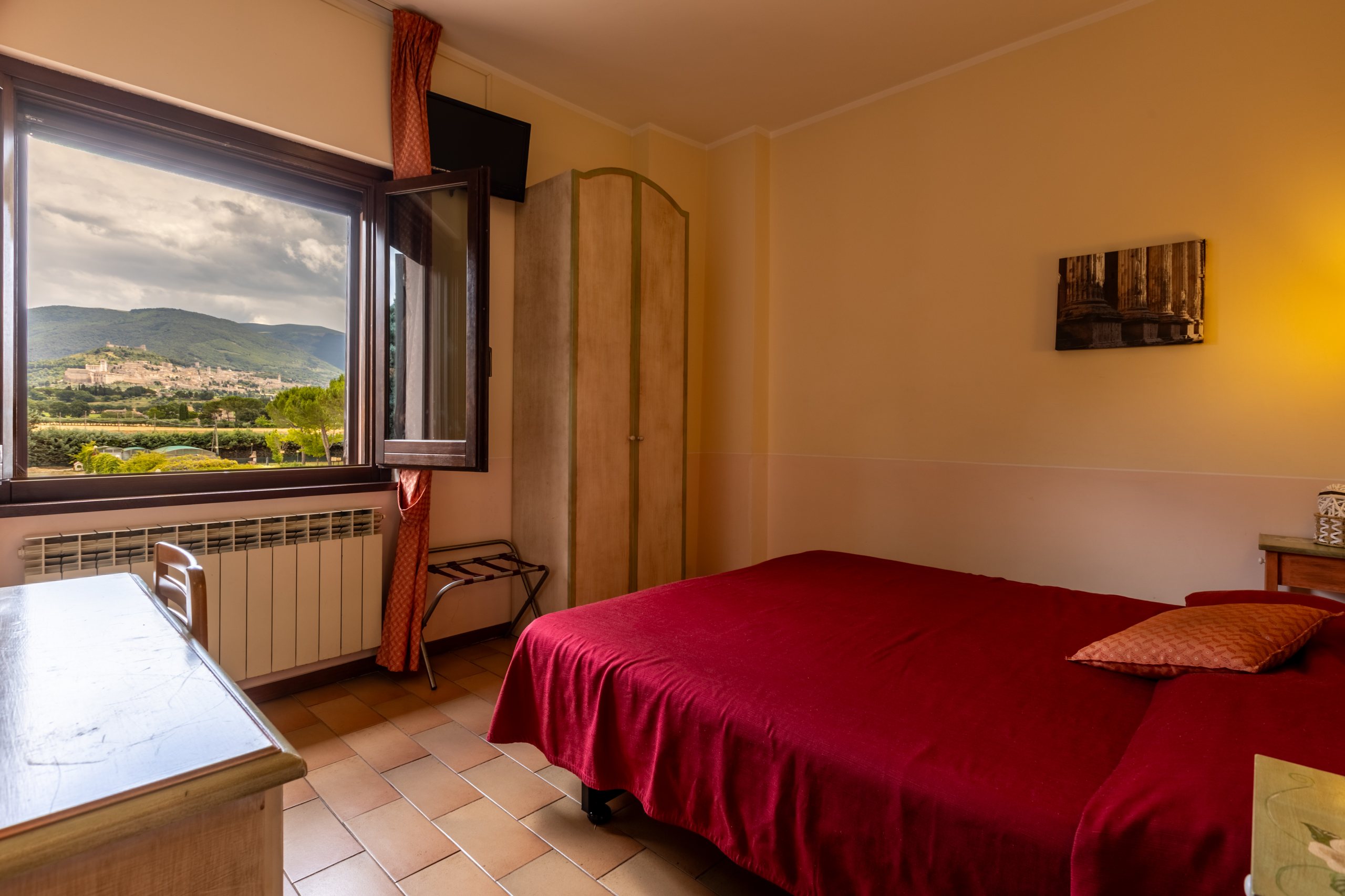 Camera dell’hotel con Assisi dalla finestra
