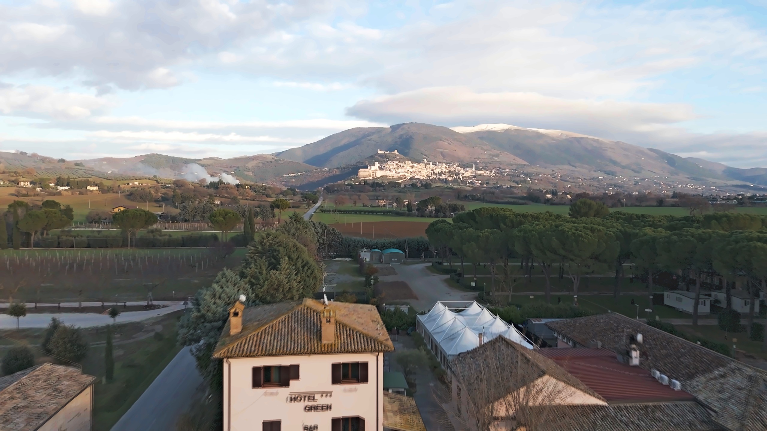 L’Hotel Green d’inverno, con Assisi sullo sfondo, visto dal drone