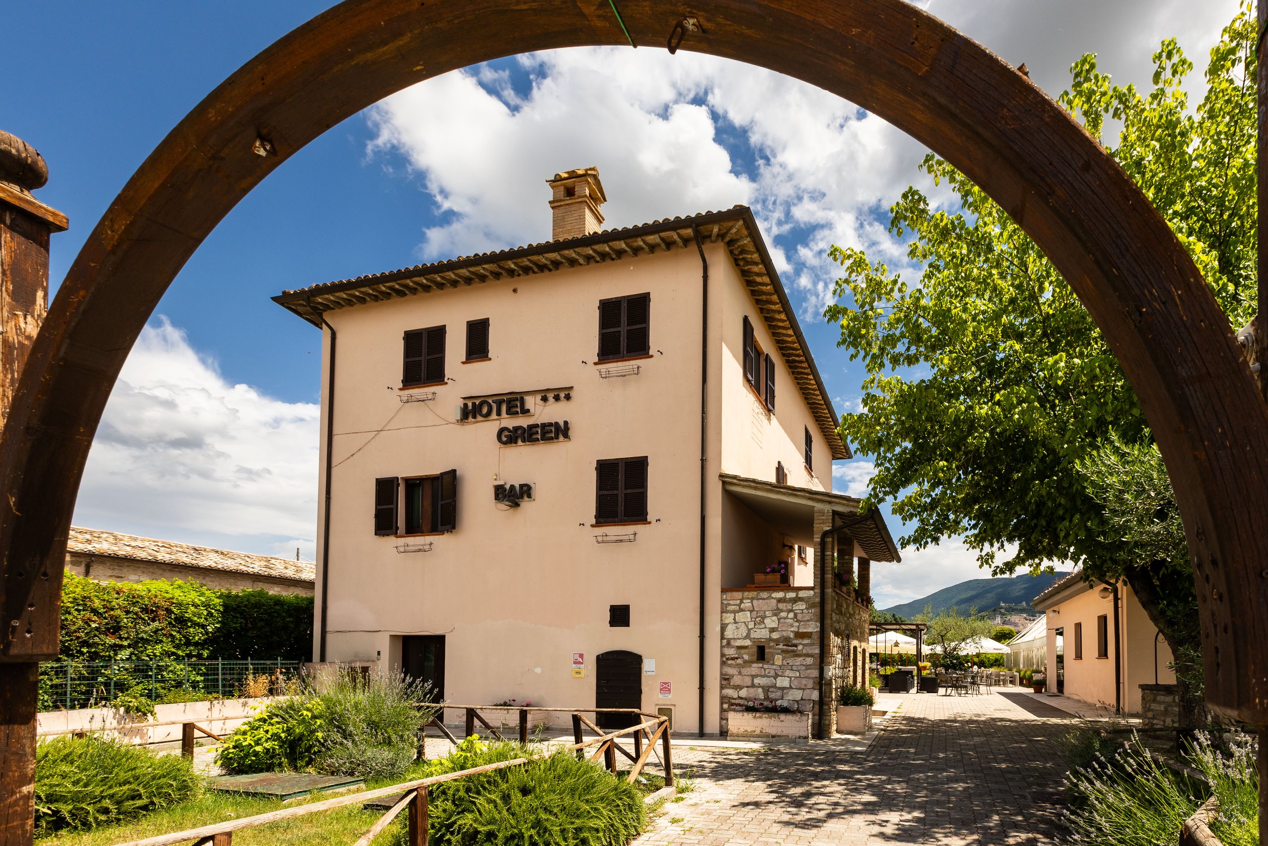 Hotel Green sotto l’arco di legno