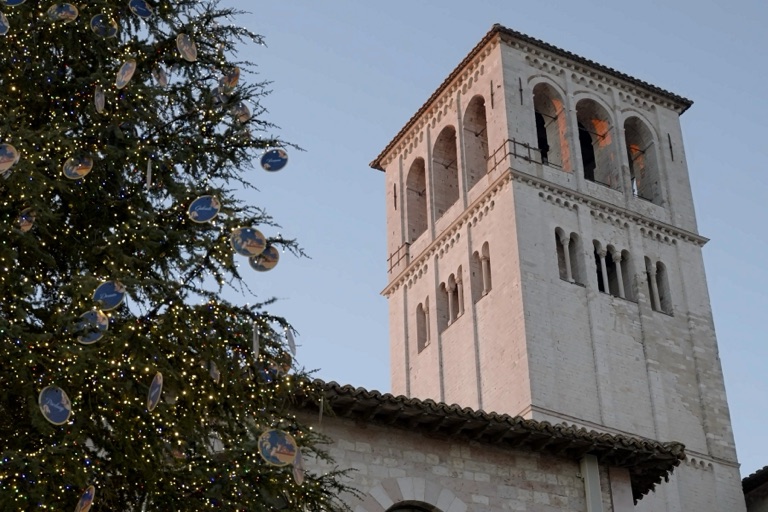 Albero di Natale addobbato accanto al campanile della Basilica di San Francesco ad Assisi