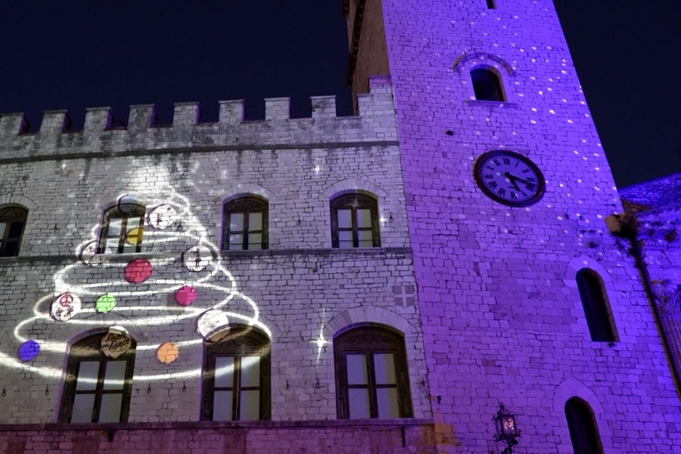 Albero di Natale di luce proiettato sul Palazzo del Capitano del Popolo, in Piazza del Comune ad Assisi