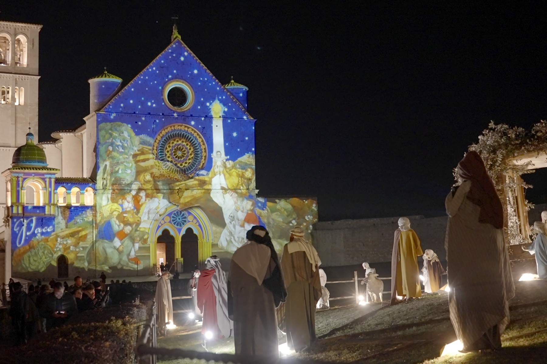 Il presepe a grandezza naturale davanti alla Basilica di San Francesco illuminata a Natale