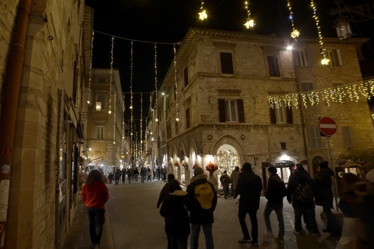 Una via del centro storico di Assisi illuminata dalle luminarie di Natale