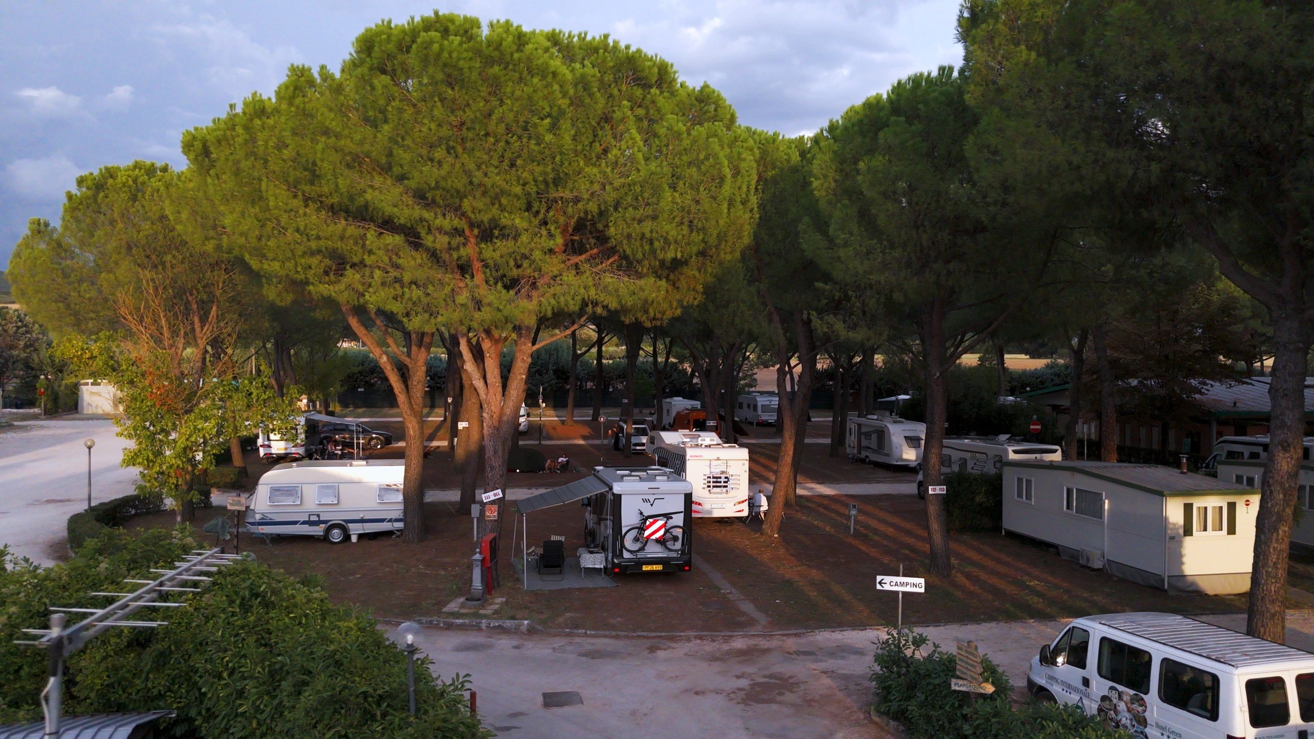 L’area sosta camper su ghiaia nella pineta, vista dal drone