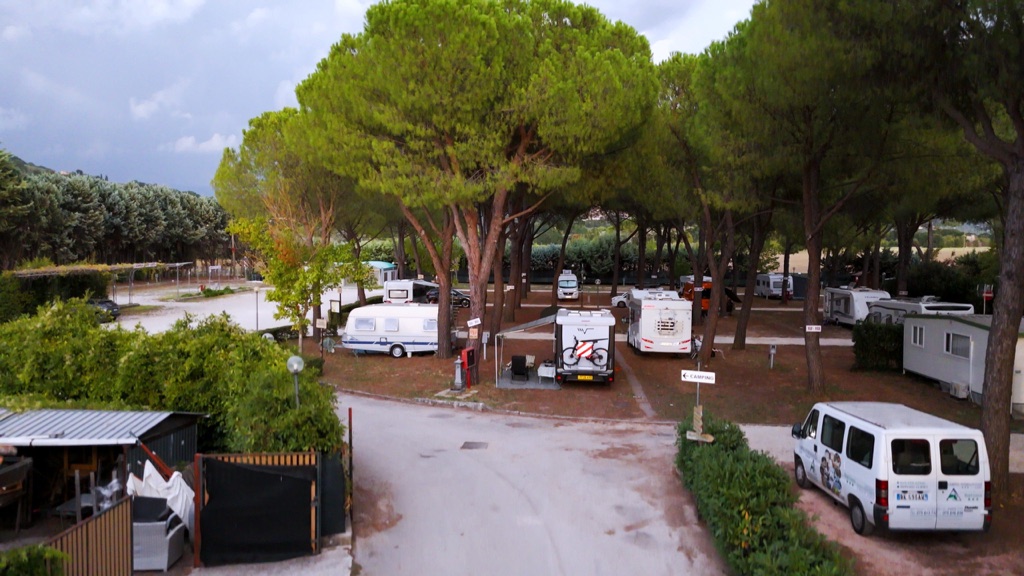 Piazzole per camper tra i pini viste dal drone