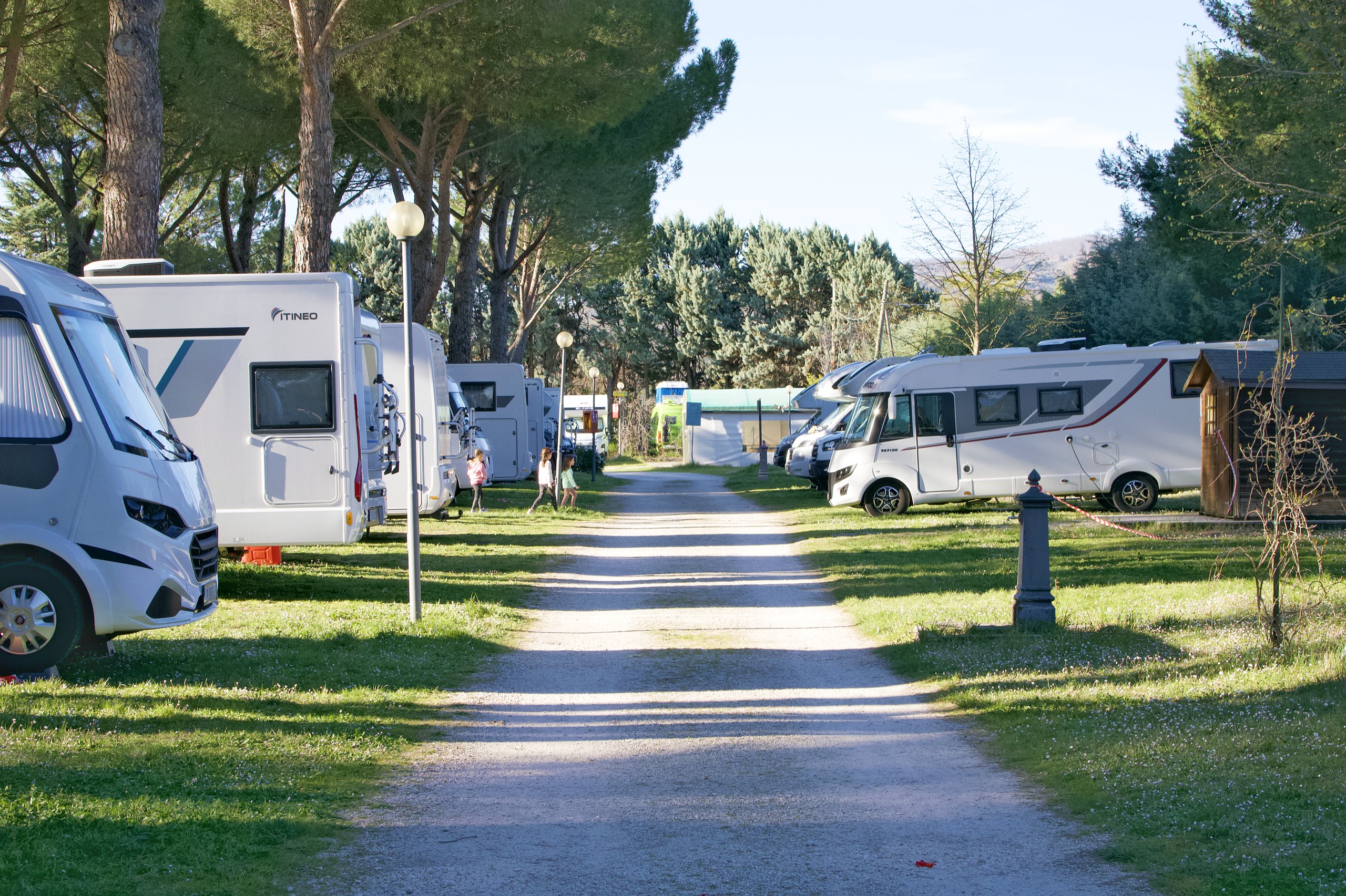 Il viale dei camper sul prato in primavera