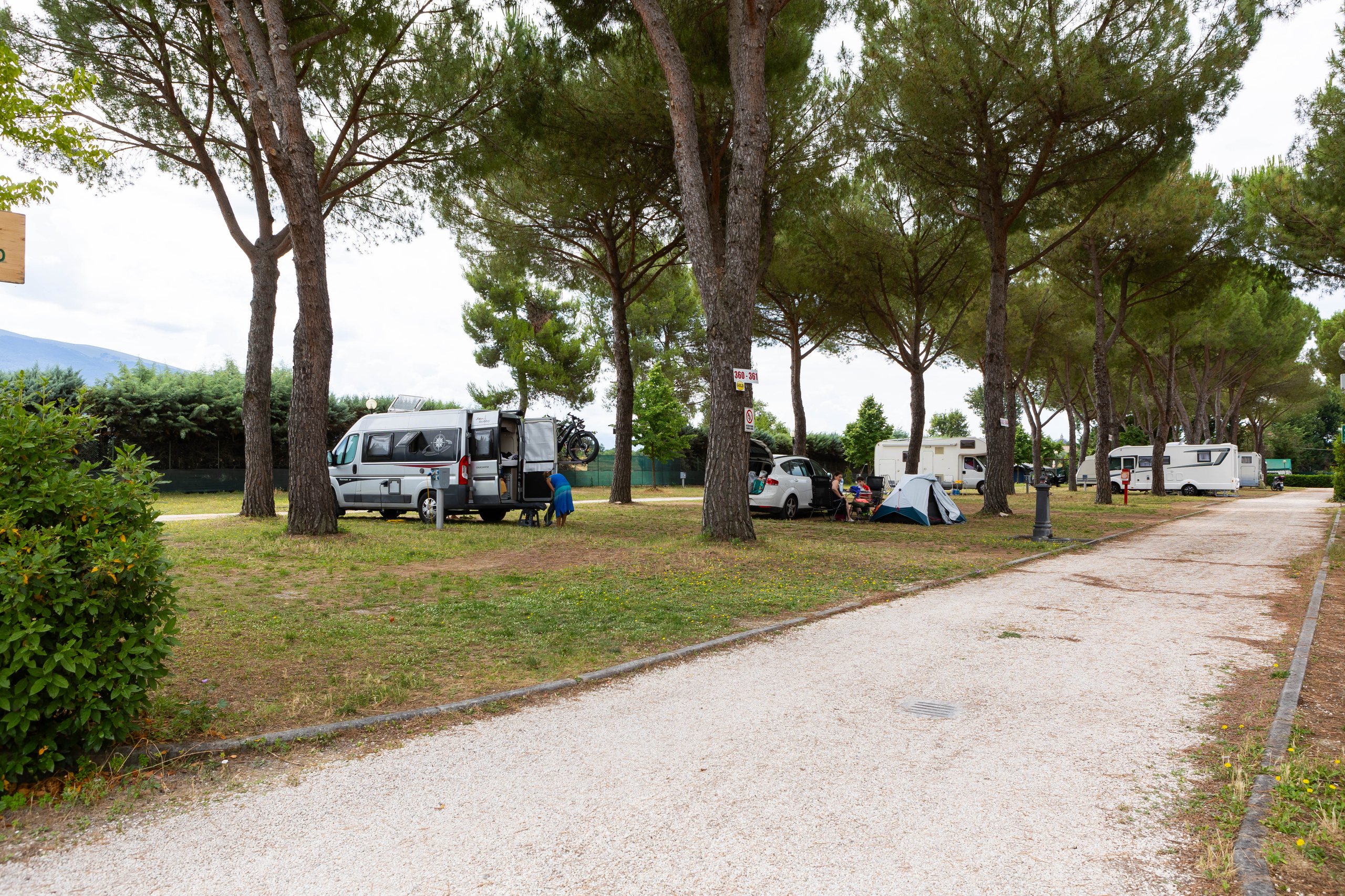 Il viale in ghiaia delle piazzole camper
