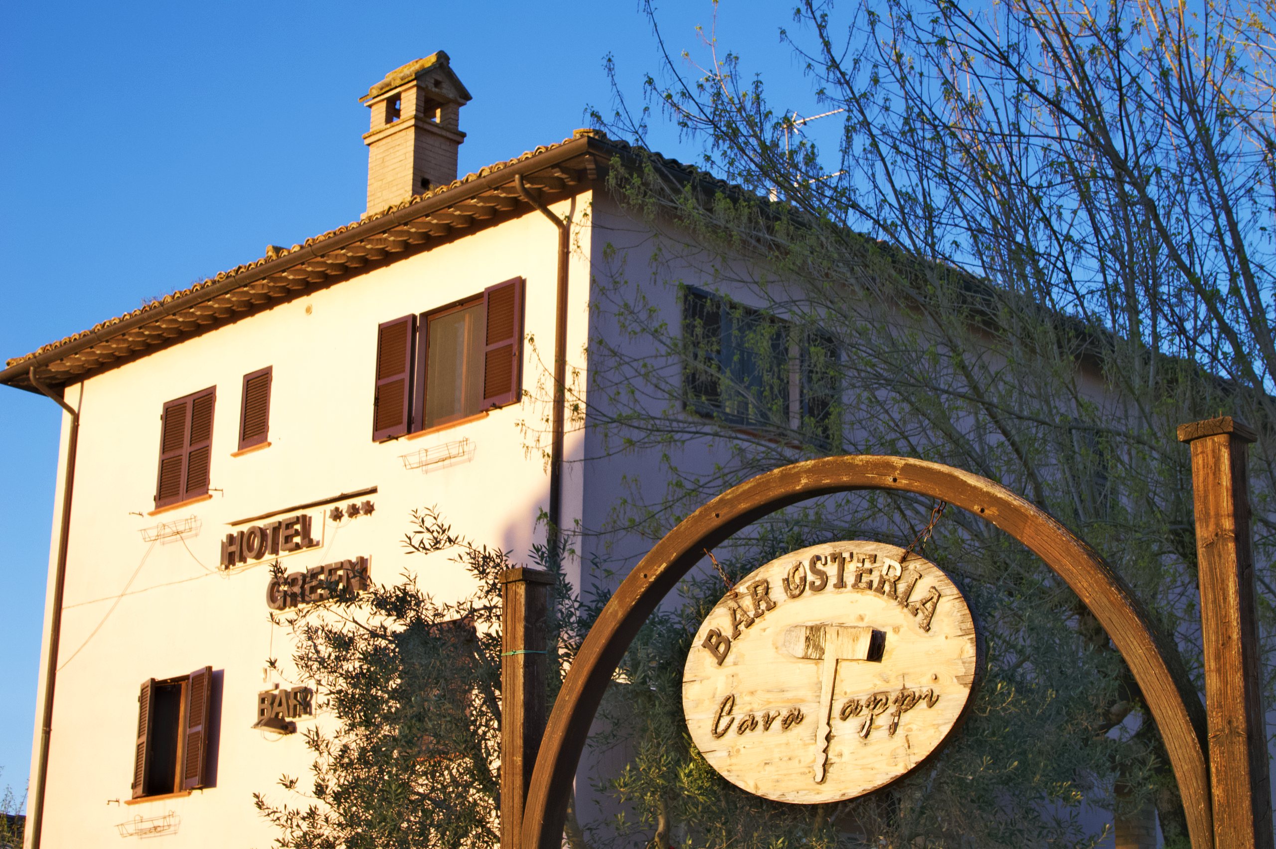 L’Hotel Green e l’insegna del bar osteria in primavera