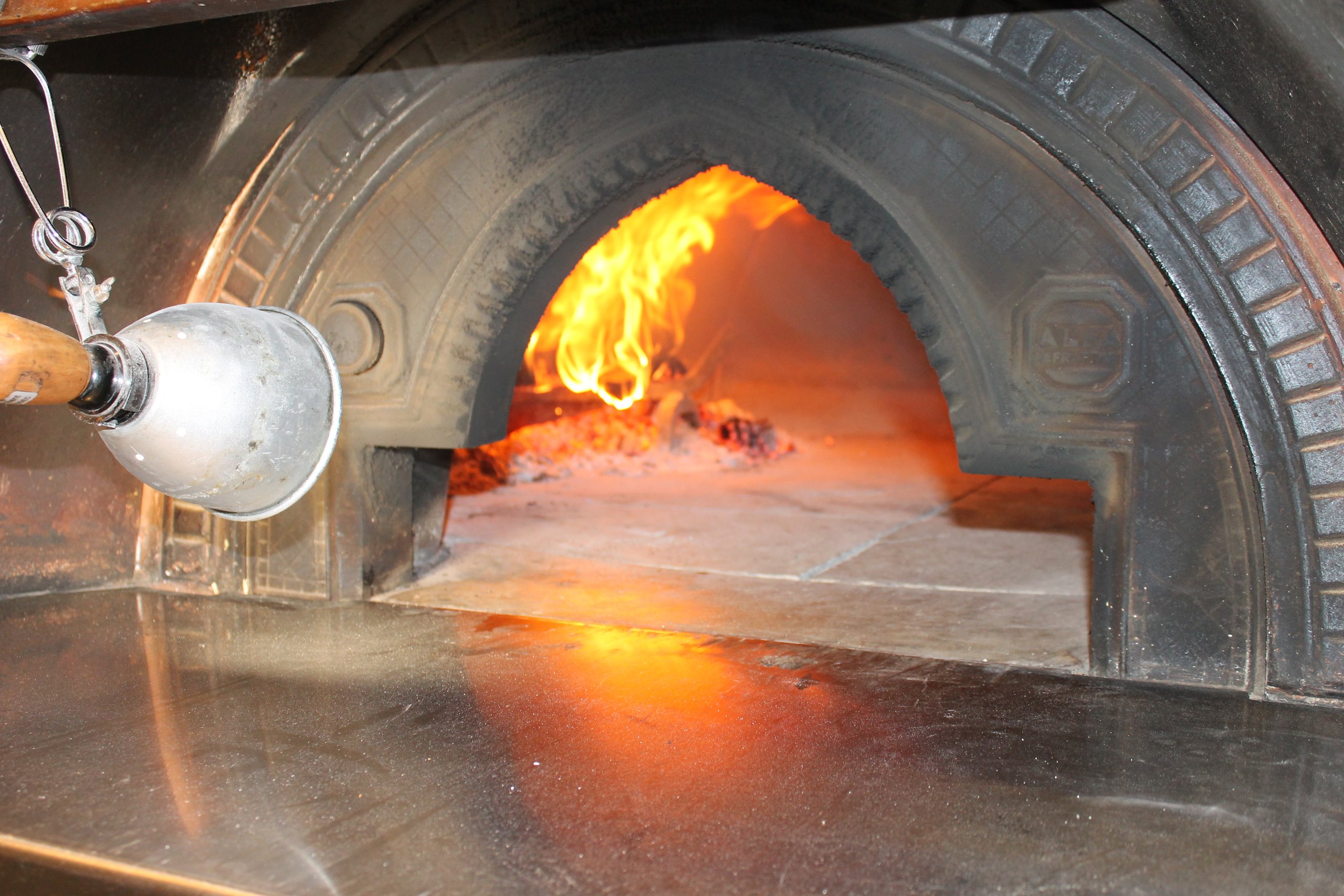 Il forno a legna acceso