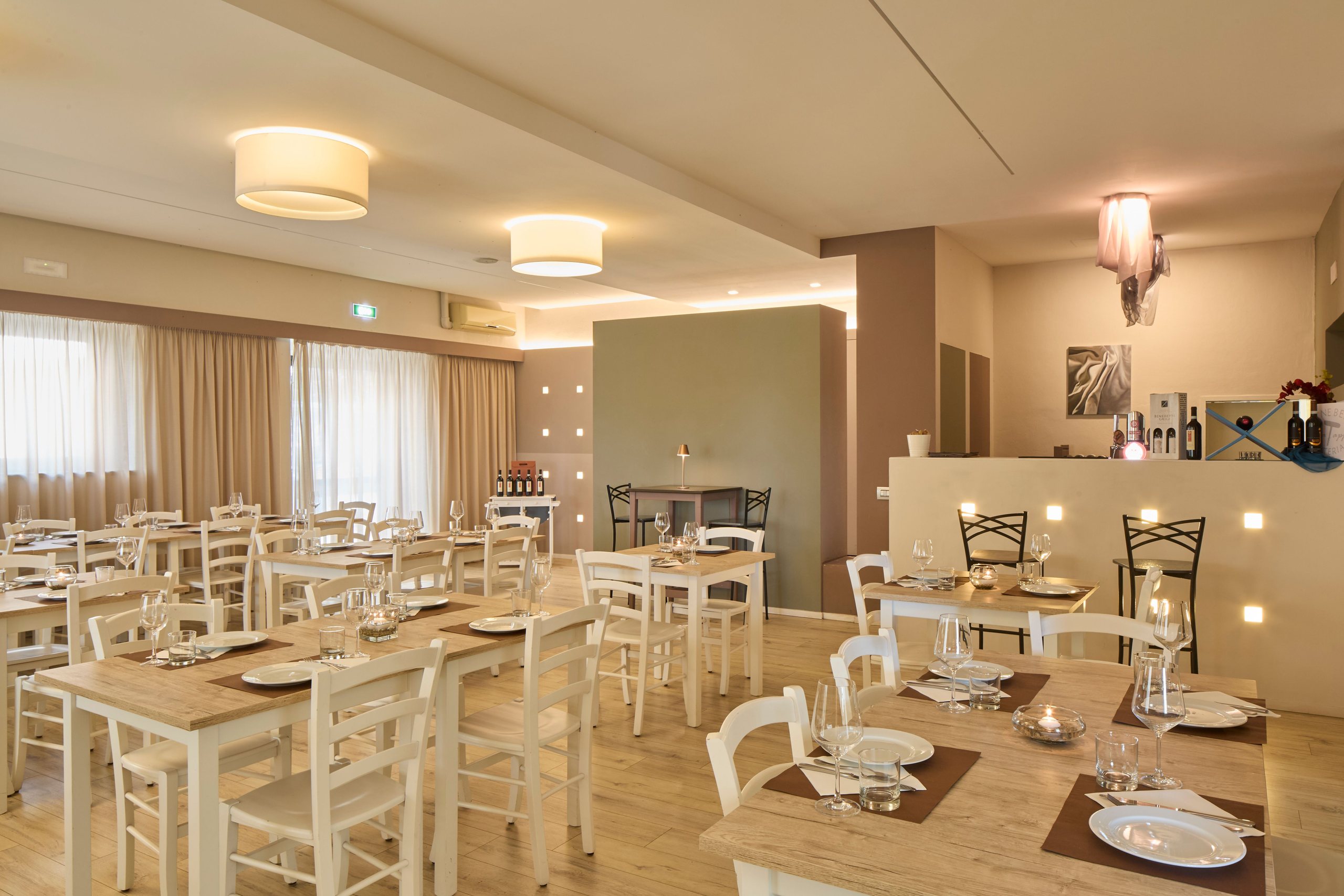 La sala dell’osteria apparecchiata