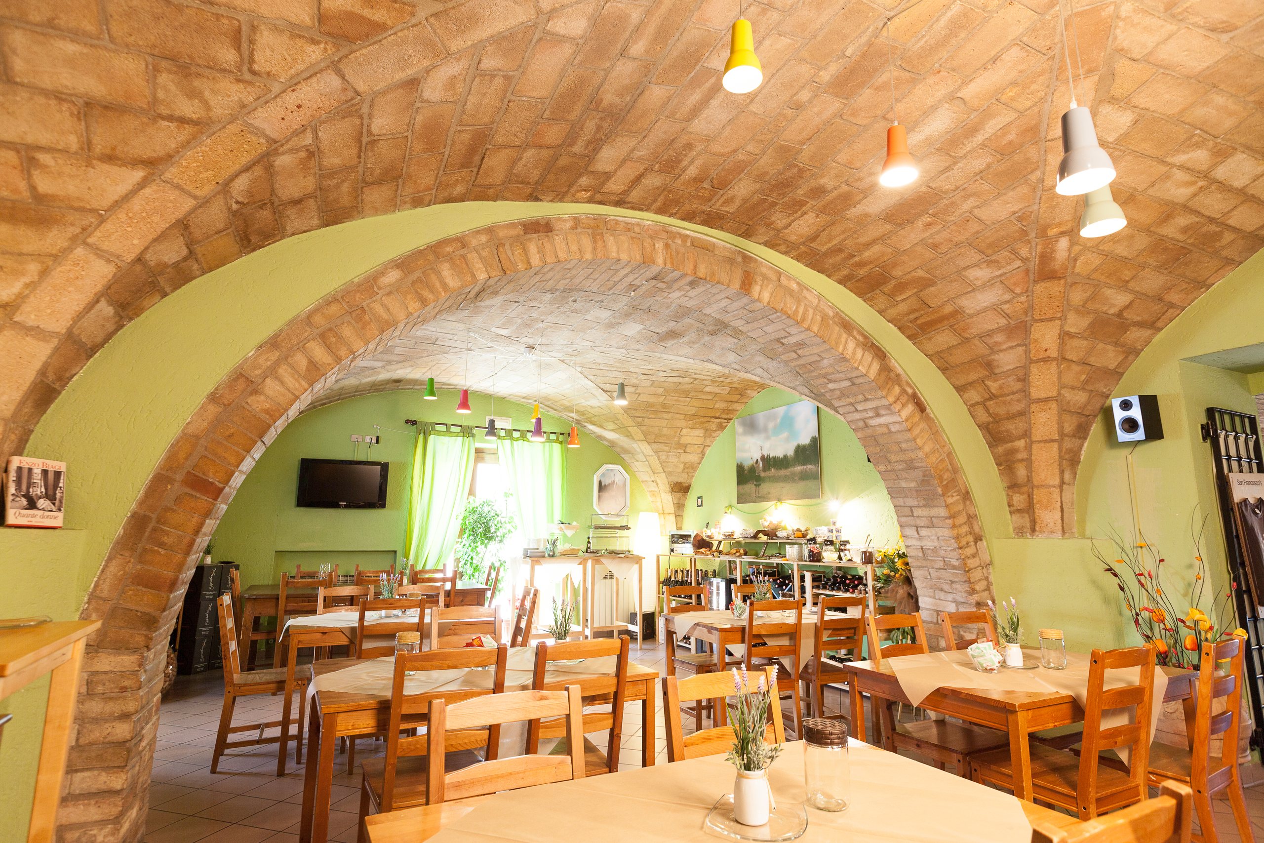 Sala del ristorante con gli archi in mattoni