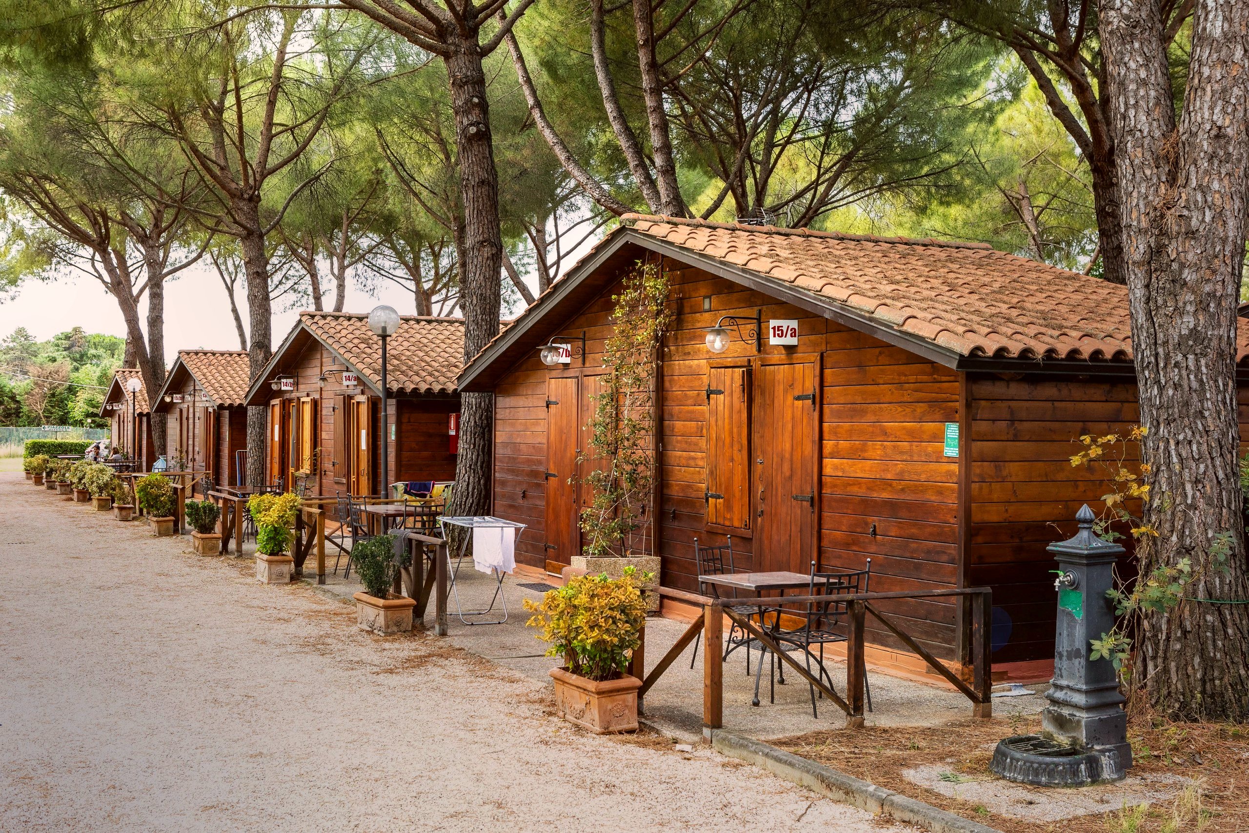 Chalet in legno con la fontanella, in autunno (immagine elaborata digitalmente da una foto del villaggio)