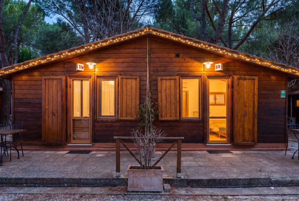Chalet la sera d’inverno, con le luci accese (immagine elaborata digitalmente da una foto del villaggio)