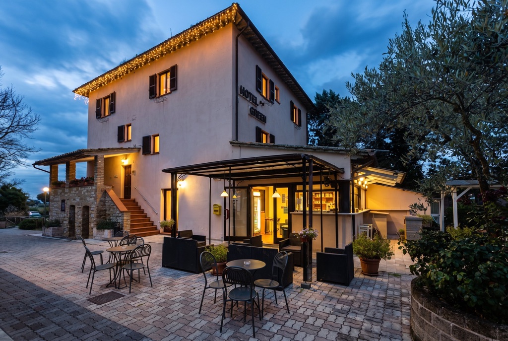 L'hotel e il bar-enoteca la sera, con le lucine (immagine elaborata digitalmente da una foto del villaggio)