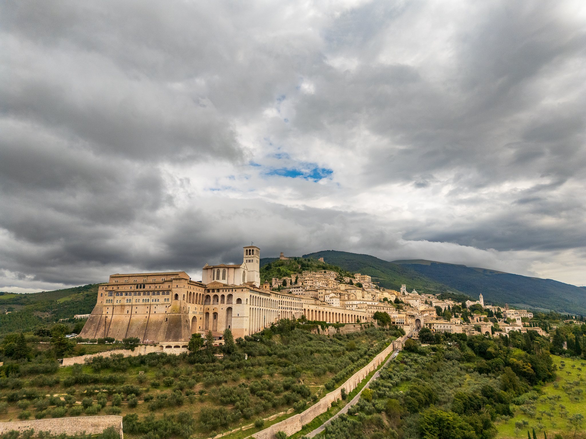 La Basilica di San Francesco e Assisi dal drone, a inizio ottobre