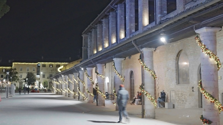 Le logge di Gubbio con i festoni di Natale, di sera