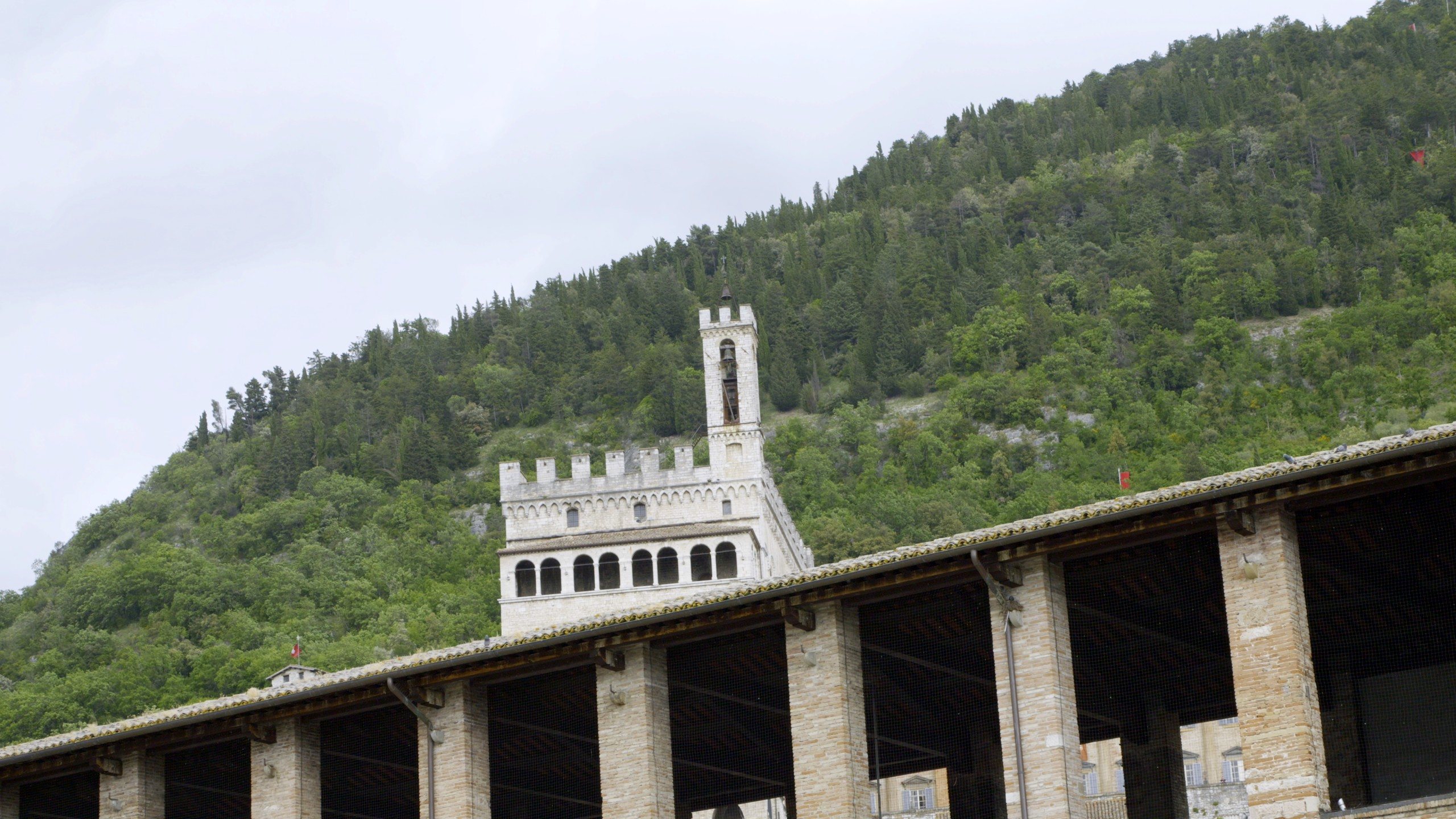Gubbio, il Palazzo dei Consoli e il monte