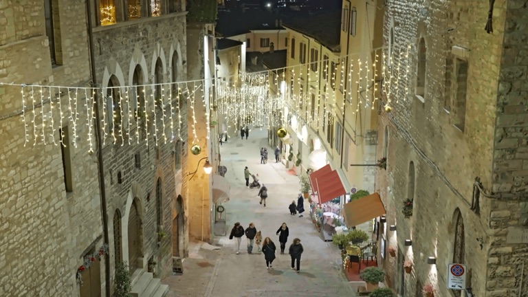 Una via del centro di Gubbio con le luci di Natale, vista dall’alto