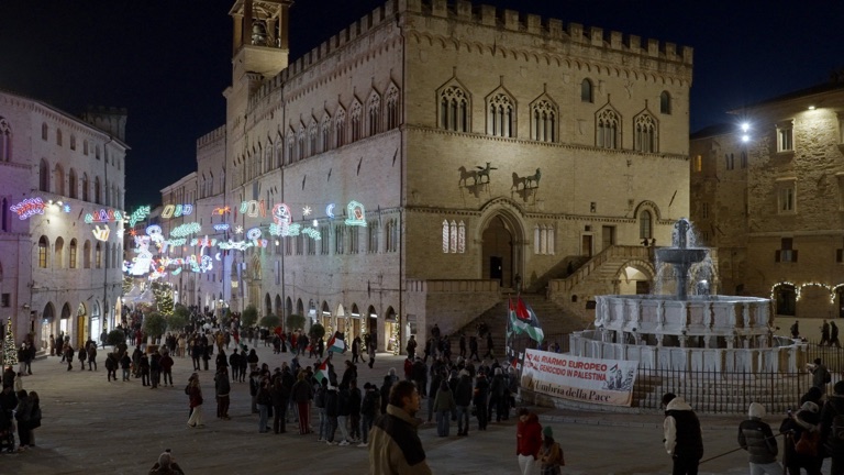 Piazza IV Novembre a Perugia con la Fontana Maggiore, il Palazzo dei Priori e le luminarie